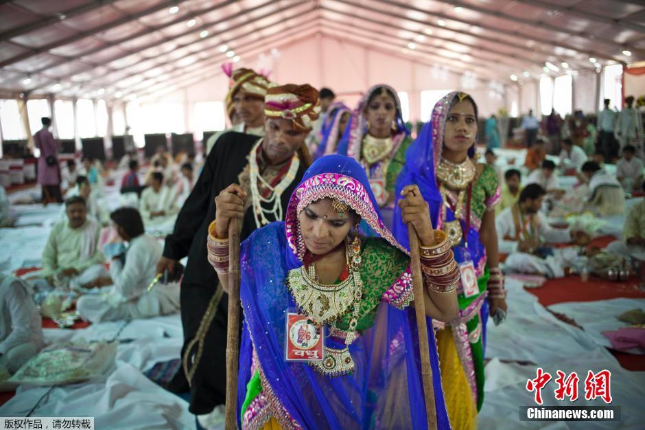 當(dāng)?shù)貢r(shí)間2014年6月15日,印度新德里,印度政府為數(shù)百對(duì)貧困新人舉辦集體婚禮。