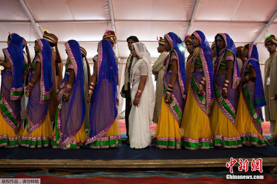 當(dāng)?shù)貢r(shí)間2014年6月15日,印度新德里,印度政府為數(shù)百對(duì)貧困新人舉辦集體婚禮。