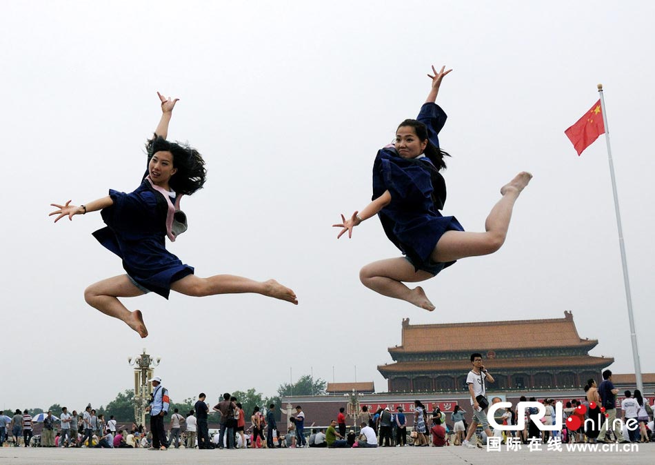 幾名打?qū)W生天安門廣場創(chuàng)意留影。圖片來源：金聞/CFP