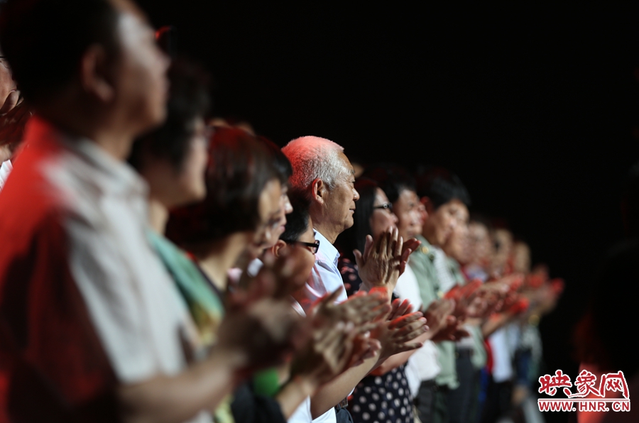中央電視臺(tái)“時(shí)代楷?！卑l(fā)布廳，觀眾起立為“編外雷鋒團(tuán)”鼓掌。