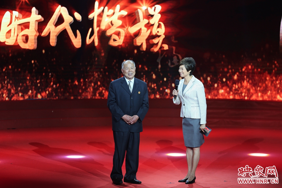 河南鄧州“編外雷鋒團(tuán)”團(tuán)長，在“時(shí)代楷模”發(fā)布廳接受敬一丹訪問。