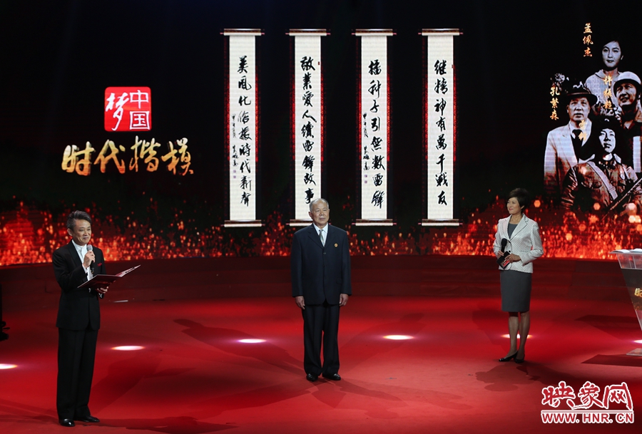 朗誦者現(xiàn)場朗誦贊河南鄧州“編外雷鋒團(tuán)”的楹聯(lián)。