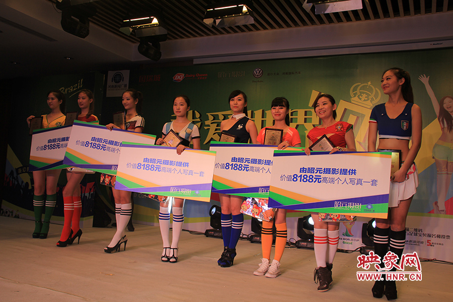 18位足球佳麗通過自我列紹、旗袍走秀、球衣展示三輪比拼，最終8位選手成功勝出。