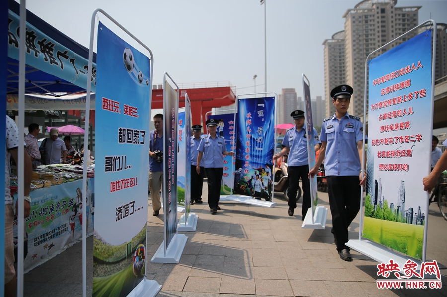 “平日里地鐵口出出入入，總得閃轉(zhuǎn)騰挪......”