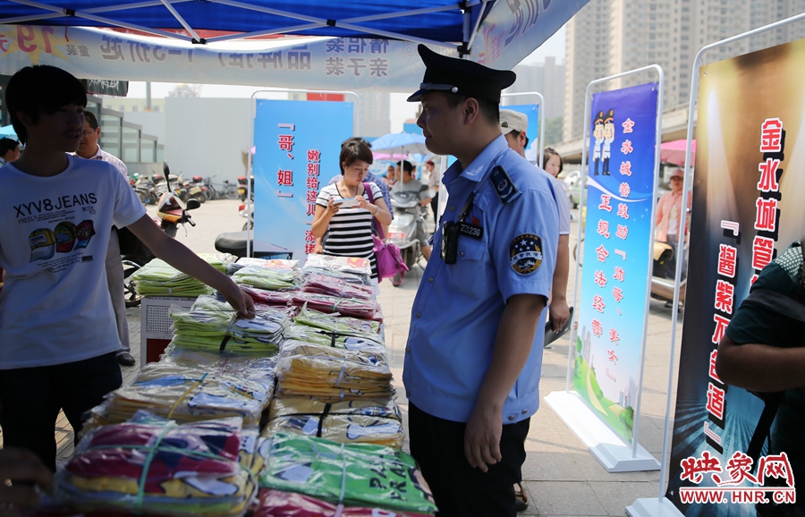 執(zhí)法人員勸導(dǎo)看守攤位的人員搬離，停止非法占道經(jīng)營。