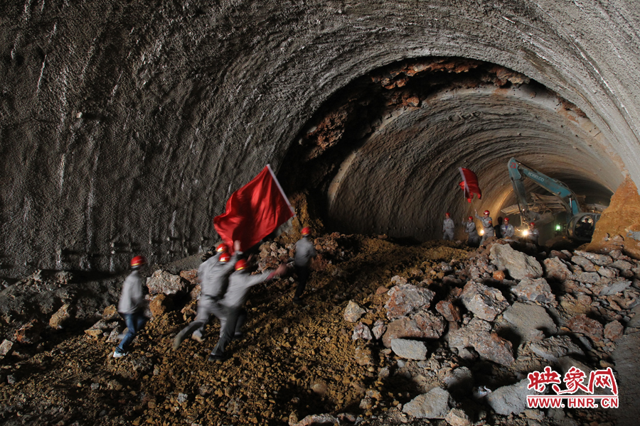 2012年4月22日焦作2段山門河暗渠左洞貫通 余培松攝