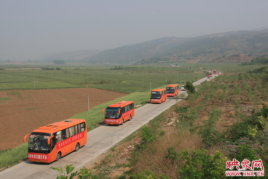 淅川大石橋鄉(xiāng)西嶺村搬遷車隊(duì) 余培松攝