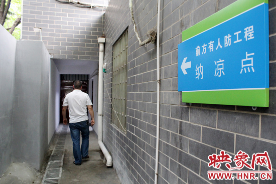 在每一處納涼點(diǎn)均有醒目標(biāo)志，市民可就近前往。