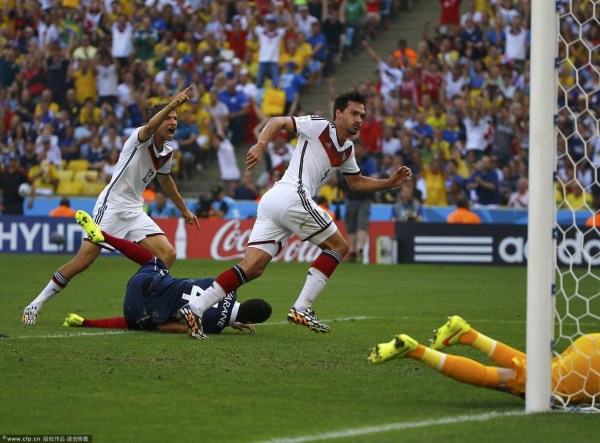 第13分鐘，胡梅爾斯頭球破門