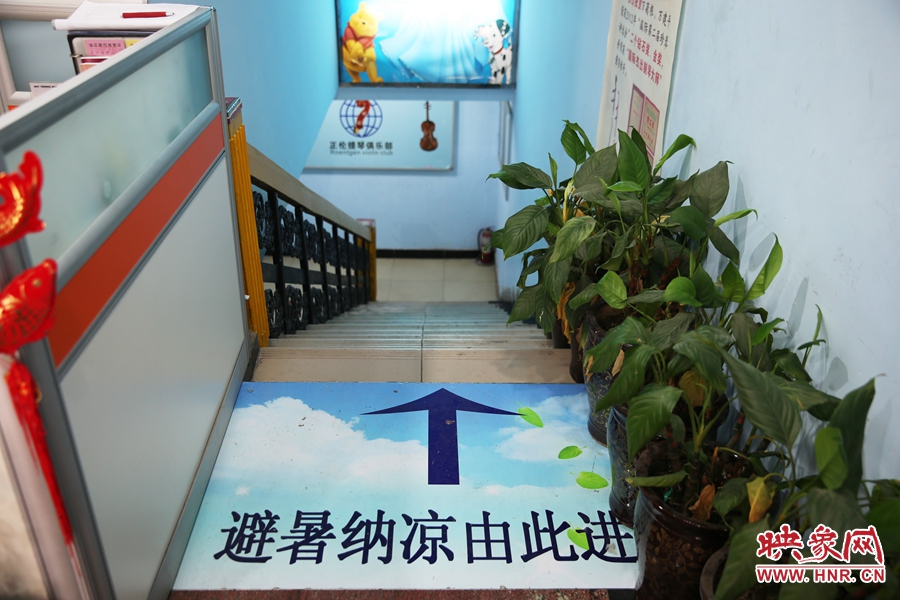 金水區(qū)人防（珠江琴行）納涼點入口處的明顯標識。