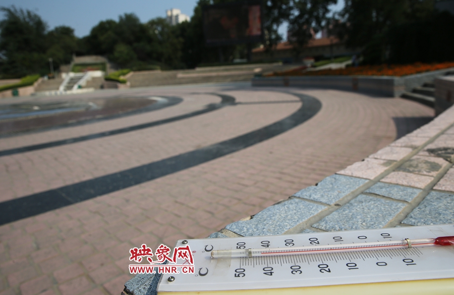 7月8日下午15時46分，紫荊山公園地表溫度為42度（溫度計放置地面測量），比人防納涼處高17度。