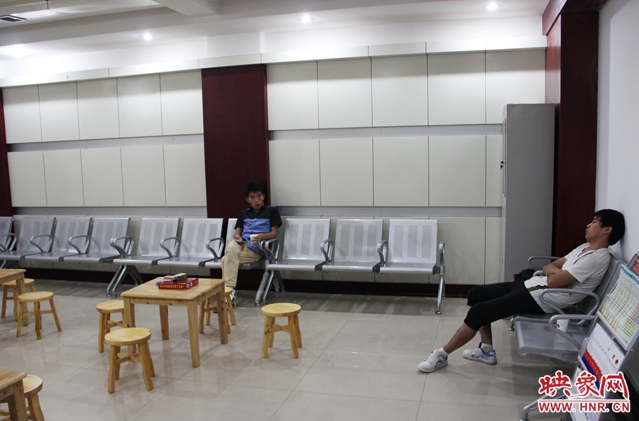 中原區(qū)人防納涼場所（桐柏路與中原路交叉口），市民在22度的室內(nèi)休息，并配有棋牌和飲用水。