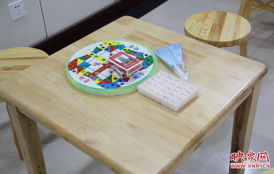 中原區(qū)人防納涼場所（桐柏路與中原路交叉口）內(nèi)配備的棋牌和扇子。