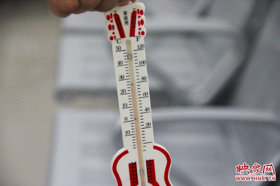 中原區(qū)人防納涼場所（桐柏路與中原路交叉口），室內(nèi)溫度達24度，相比中原區(qū)室外溫度低14度。