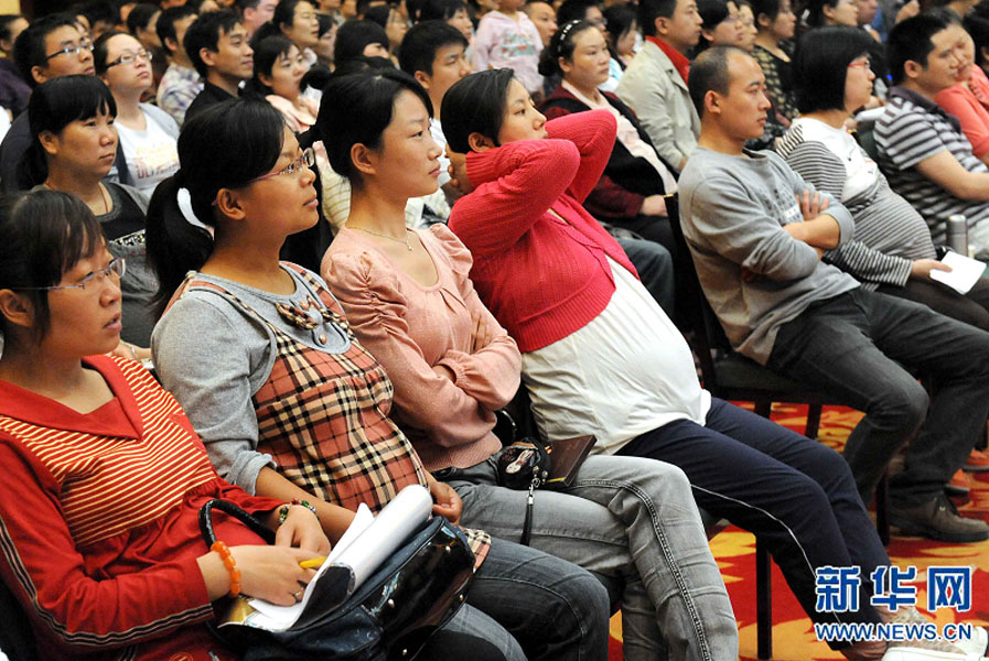 “準媽媽”和“準爸爸”們在鄭州市舉行的一場金色“孕”律音樂會現(xiàn)場欣賞搖籃曲（2011年5月8日攝）。