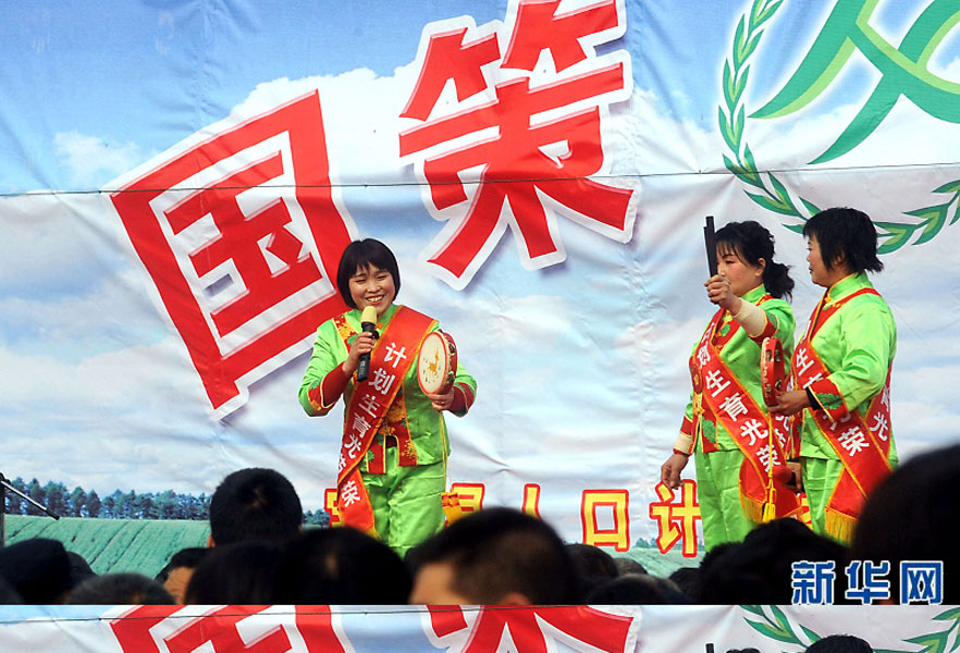 說唱演員在河南省寶豐縣街頭宣傳計劃生育政策（2008年2月19日攝）。