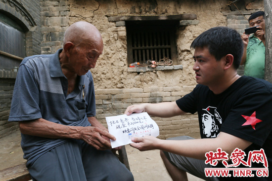 映象網(wǎng)記者親手將網(wǎng)友捐款交到老人手中。