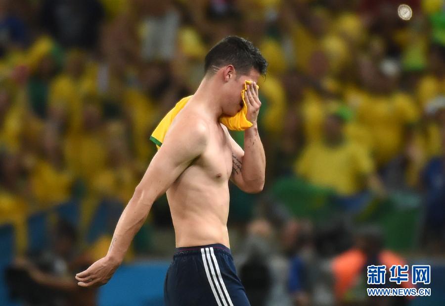 7月4日，哥倫比亞隊(duì)球員羅德里格斯退場(chǎng)時(shí)掩面而泣。