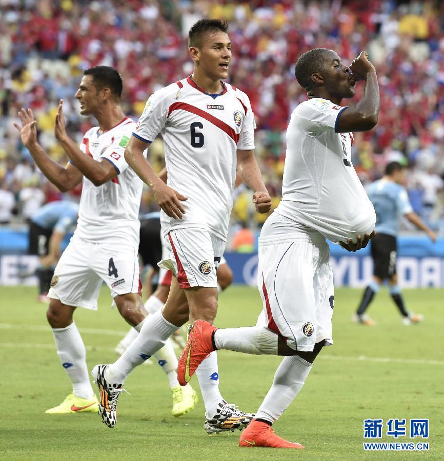 6月14日，哥斯達(dá)黎加隊(duì)球員喬·坎貝爾（右一）進(jìn)球后將足球塞進(jìn)衣服內(nèi)慶祝。