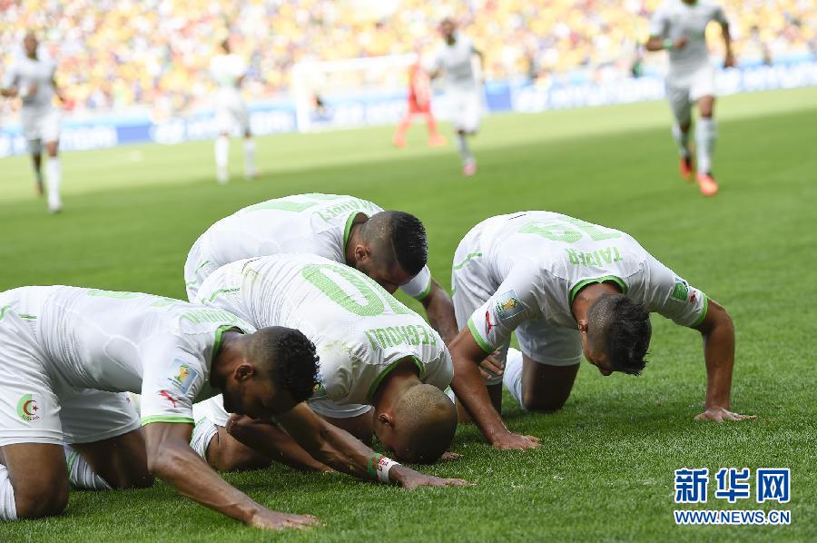 6月17日，阿爾及利亞隊(duì)球員蘇·費(fèi)古利（左二）罰入點(diǎn)球后與隊(duì)友慶祝。