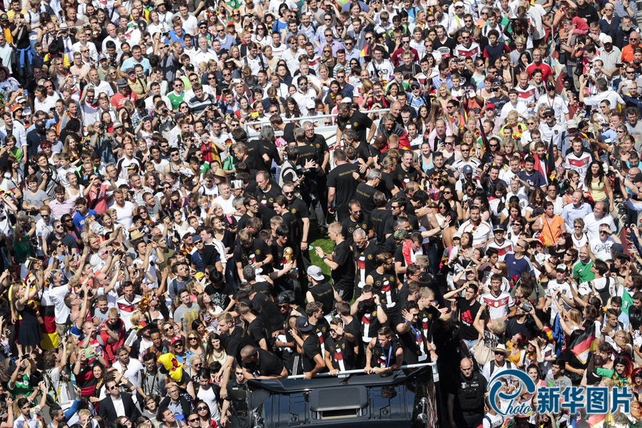 當(dāng)?shù)貢r間2014年7月15日，德國柏林，德國隊歸國舉行奪冠巡游。