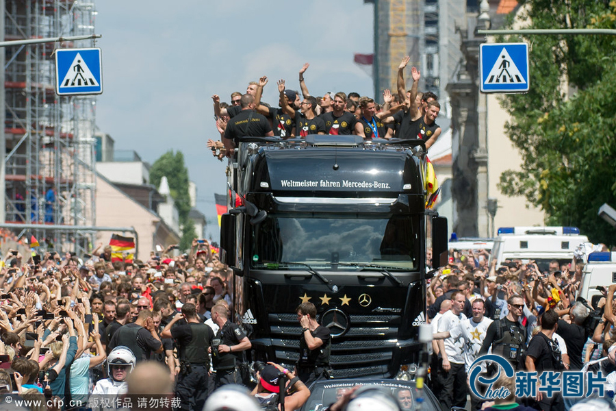 當(dāng)?shù)貢r間2014年7月15日，德國柏林，德國隊歸國舉行奪冠巡游。