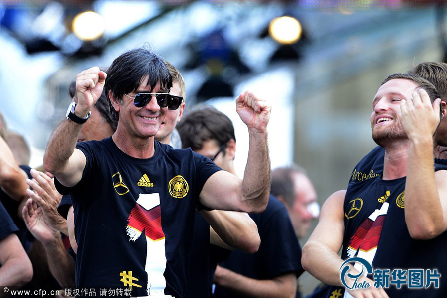 當(dāng)?shù)貢r間2014年7月15日，德國柏林，德國隊歸國舉行奪冠巡游