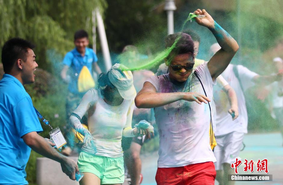 7月19日,參加彩虹跑的年輕人沖向終點后合影。