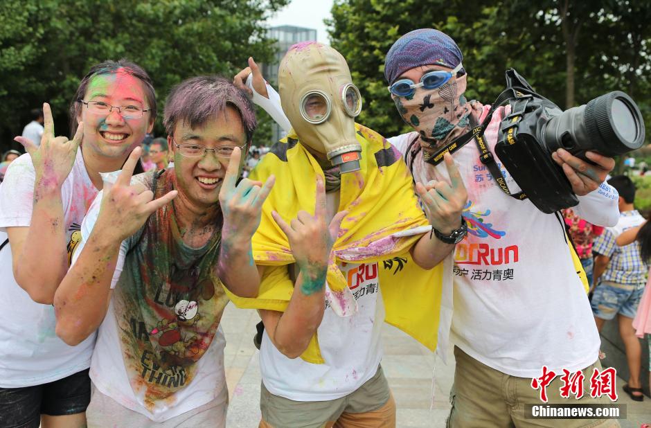 7月19日,參加彩虹跑的年輕人沖向終點后合影。