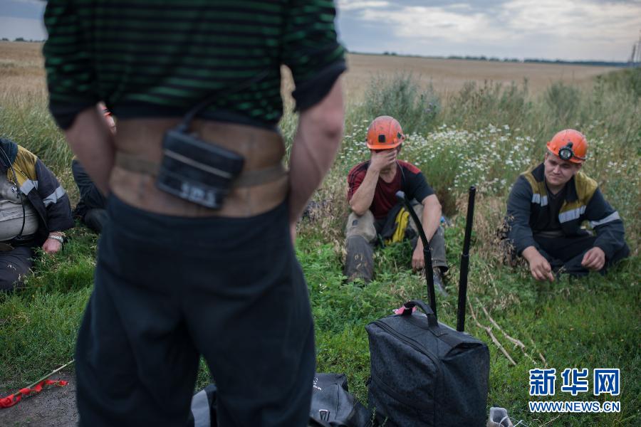 7月19日,在烏克蘭頓涅茨克州馬航MH17航班的墜毀現(xiàn)場附近,幾名礦工志愿者在休息。