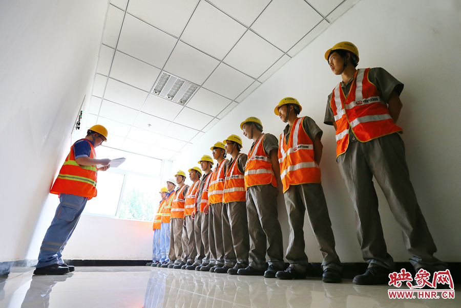 檢修前，班長需要向大家提醒工作要點和安全事項