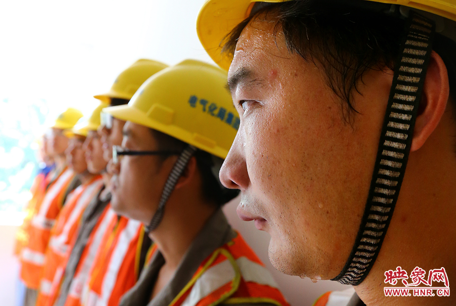 入伏的天氣里，一套工裝穿在身上，即使不動也是滿頭大汗