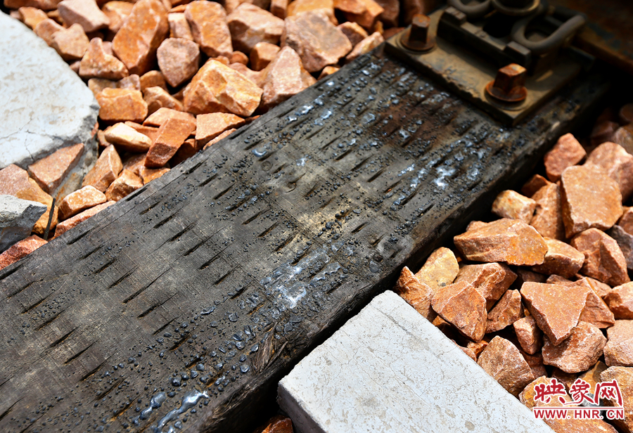 烈日的烘烤下，枕木上的瀝青已經(jīng)被曬化