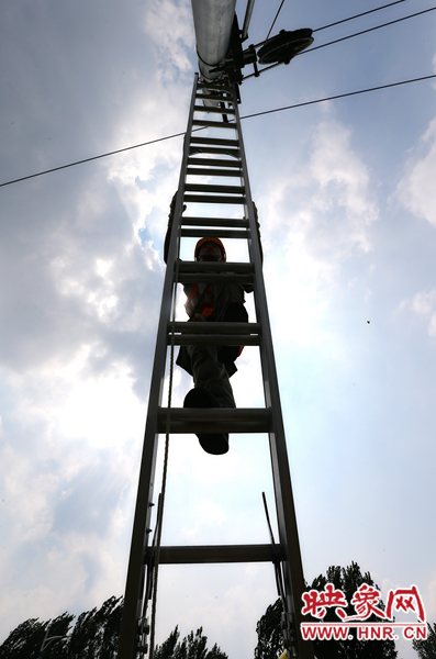 頂著太陽的直射，檢修工不斷要爬上高處施工