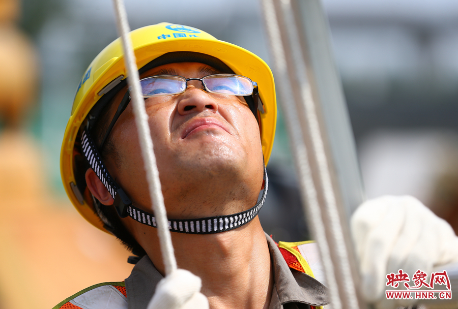 酷暑下，工人師傅的每一個動作都消耗著大量的體力