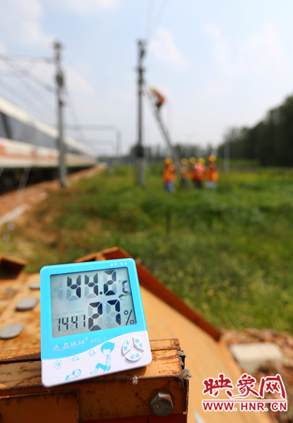 剛開始工作20分鐘，戶外溫度已經(jīng)達到44.2℃