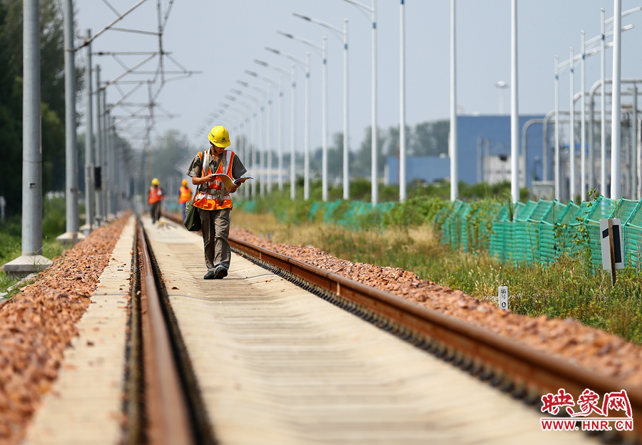 在前往下個檢修點的路上，還不忘查看工作單