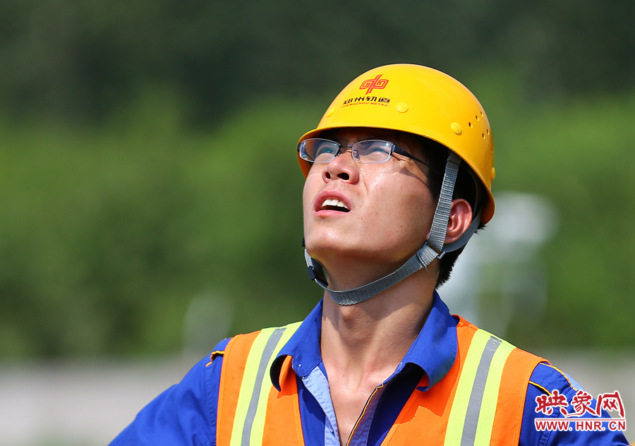 在直射的陽光下，工作人員只能瞇著眼睛觀察施工情況