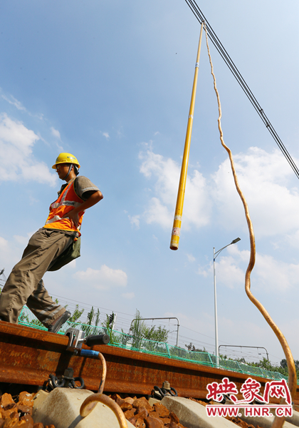 金屬的施工工具，在高溫的暴曬下需要帶上手套才敢觸碰