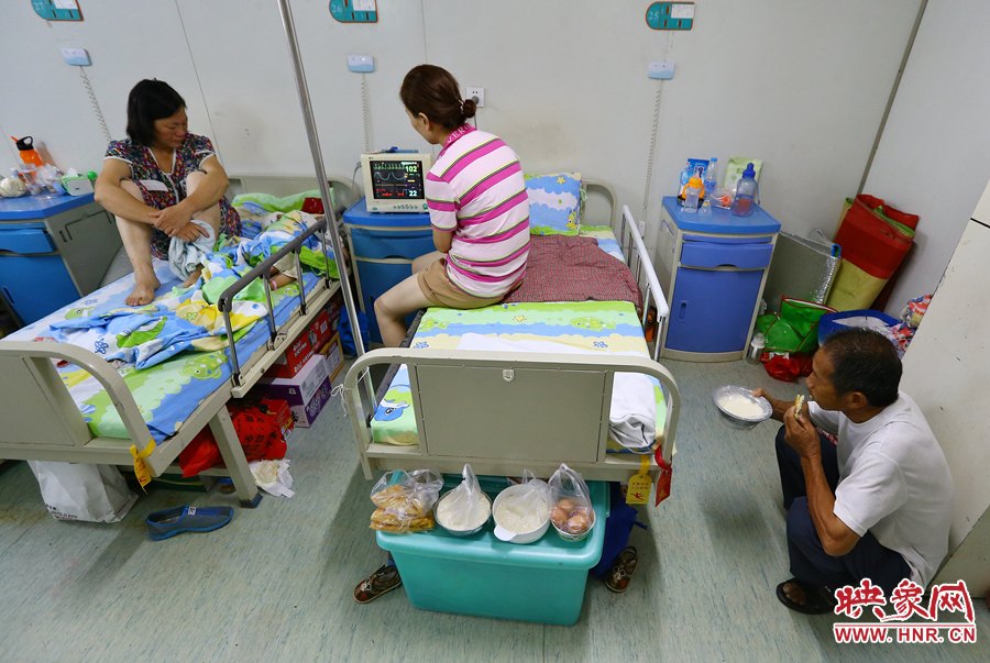 早上八點(diǎn)多，親戚買來了早餐，可是孩子的奶奶和姑姑卻吃不下去