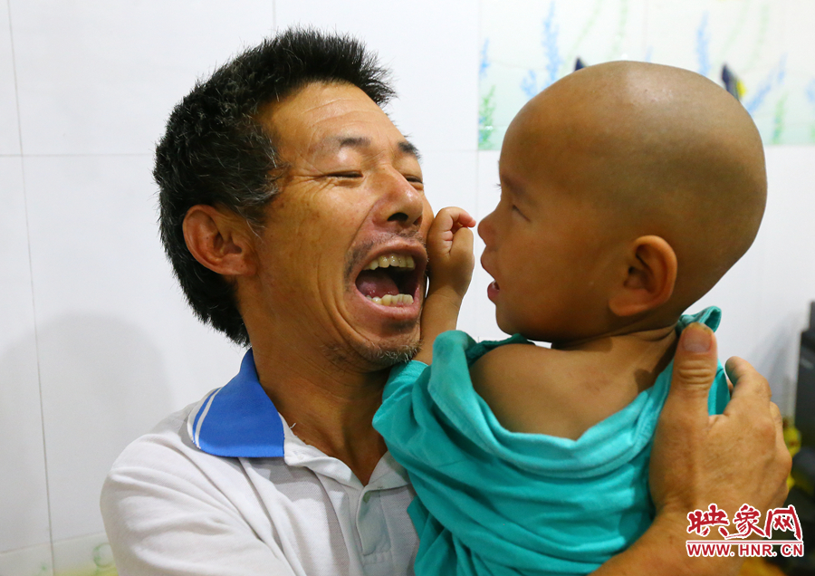 麻醉前，爺爺努力逗著大龍笑，他希望孩子能暫時(shí)忘記傷病帶來的疼痛