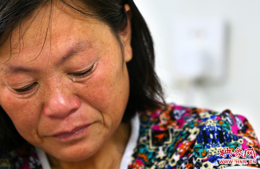 大龍手術(shù)時(shí)，等待結(jié)果的奶奶留下了淚水