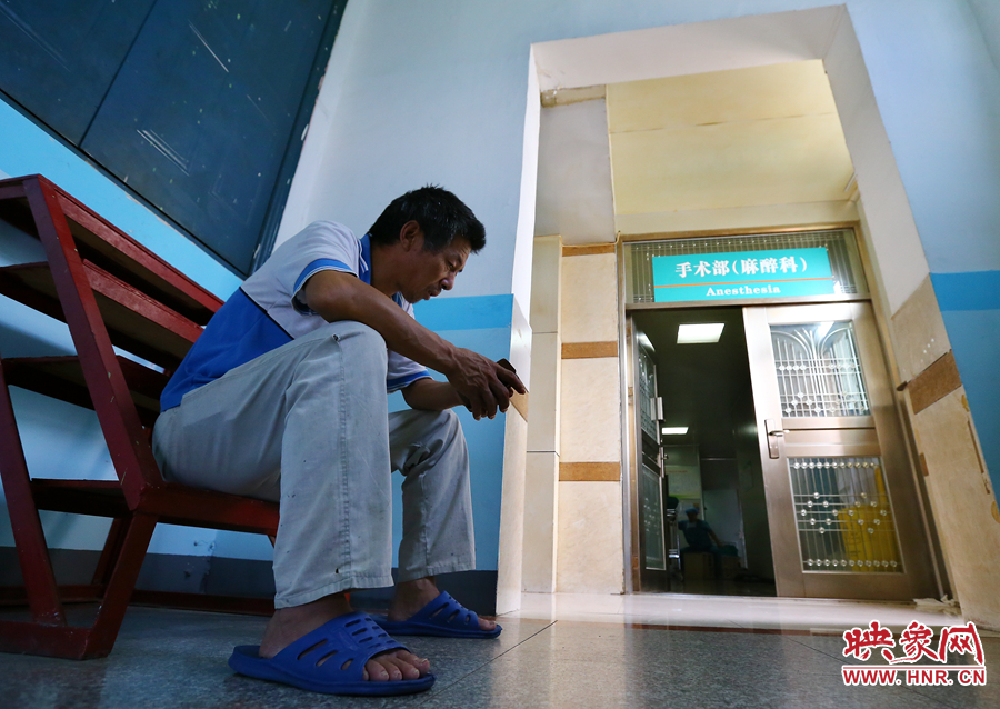 大龍的手術(shù)時(shí)，爺爺一直在門口焦急的等待