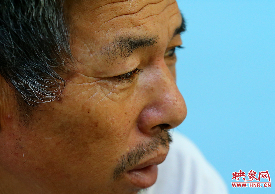 大龍爺爺兩鬢的白發(fā)這兩天好像又多了些，在手術(shù)室外的等待，更是對(duì)他內(nèi)心的煎熬。