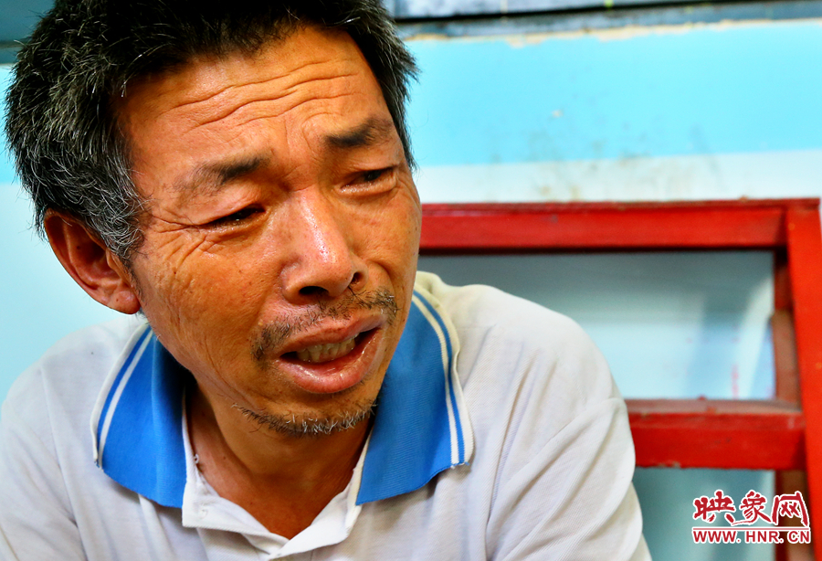 當(dāng)醫(yī)生告知大龍手術(shù)成功的時(shí)候，爺爺忍不住哭了起來