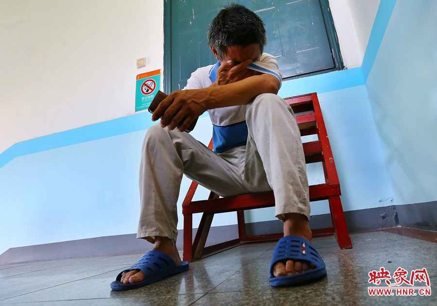 爺爺通過電話告知守護(hù)小龍的奶奶，大龍手術(shù)成功后喜極而泣