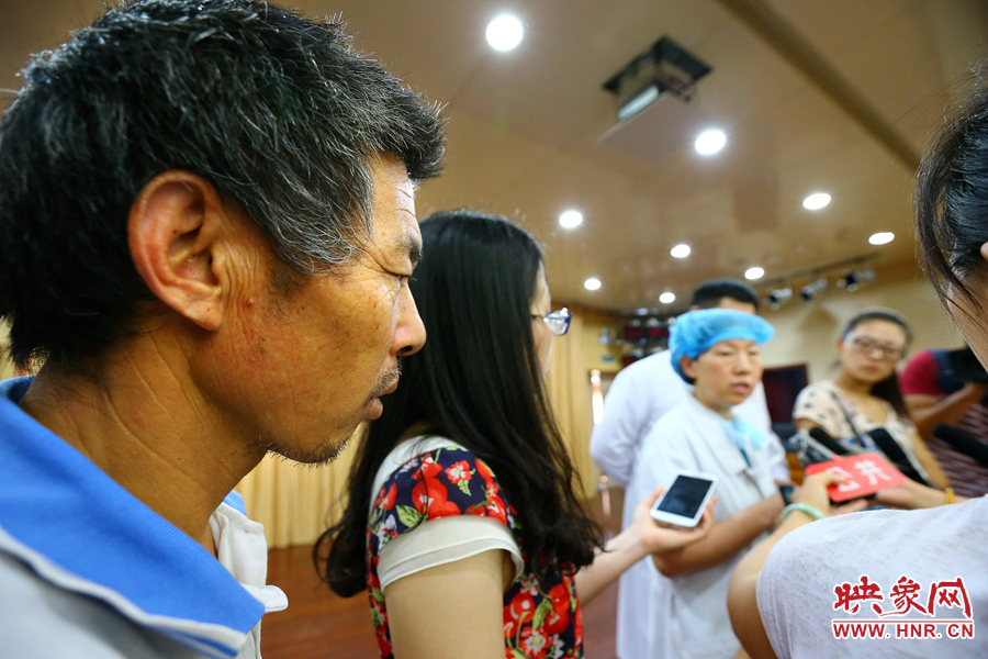 大龍的爺爺在記者采訪醫(yī)生的時(shí)候，在一旁默默的聽著病情介紹