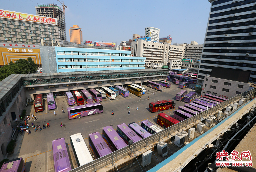 不大的停車場內(nèi)，每天都有上千輛長途車需要調(diào)度員指揮協(xié)調(diào)