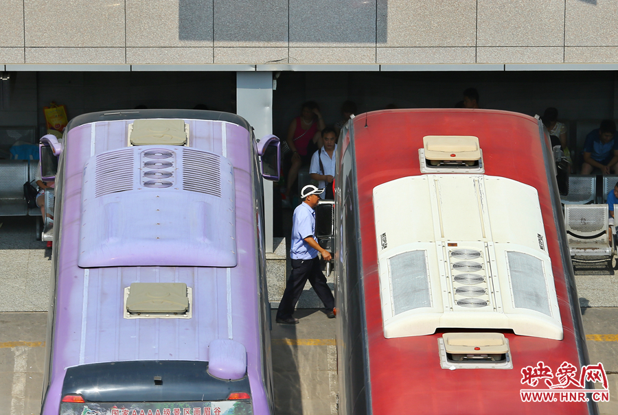 調(diào)度員的身影，在客車間不停穿梭