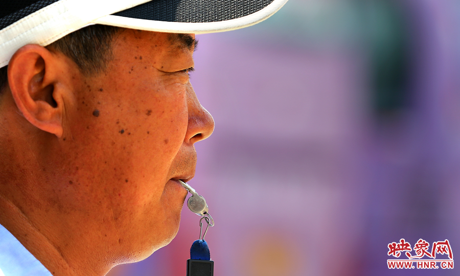 嘴中的口哨不停的響起，一個班下來口干舌燥是家常便飯